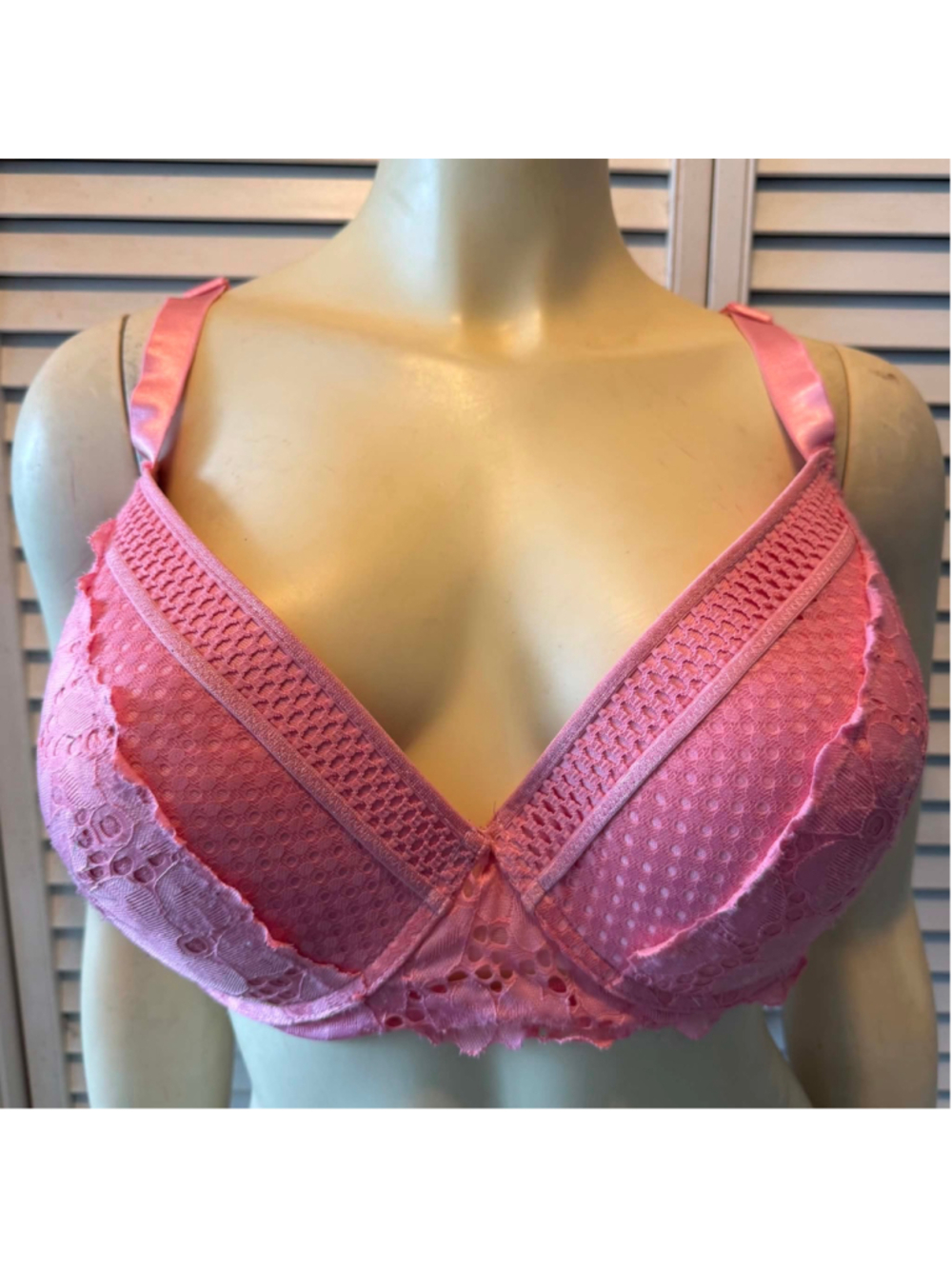 Women's Kiss & Tell Intimates Pink Lace Bra Size 44c